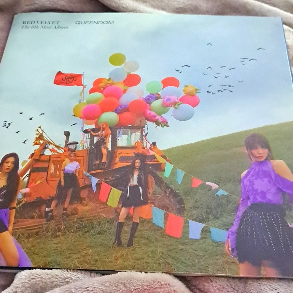 Red Velvet kpop cd set ( very large size book not regular)